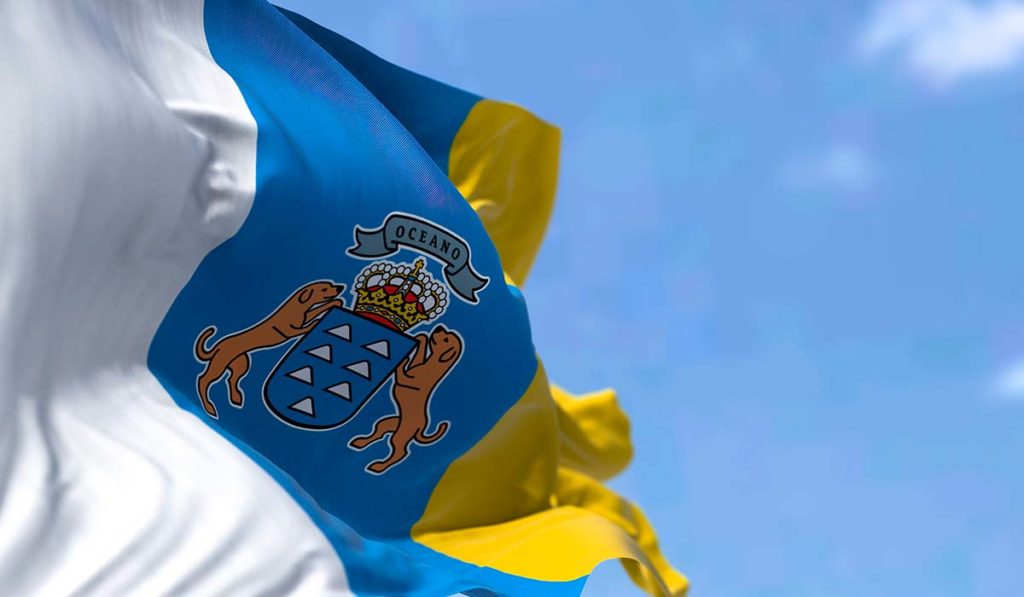 ¿Por qué la bandera de Canarias tiene esos tres colores? La explicación geográfica que casi nadie conoce