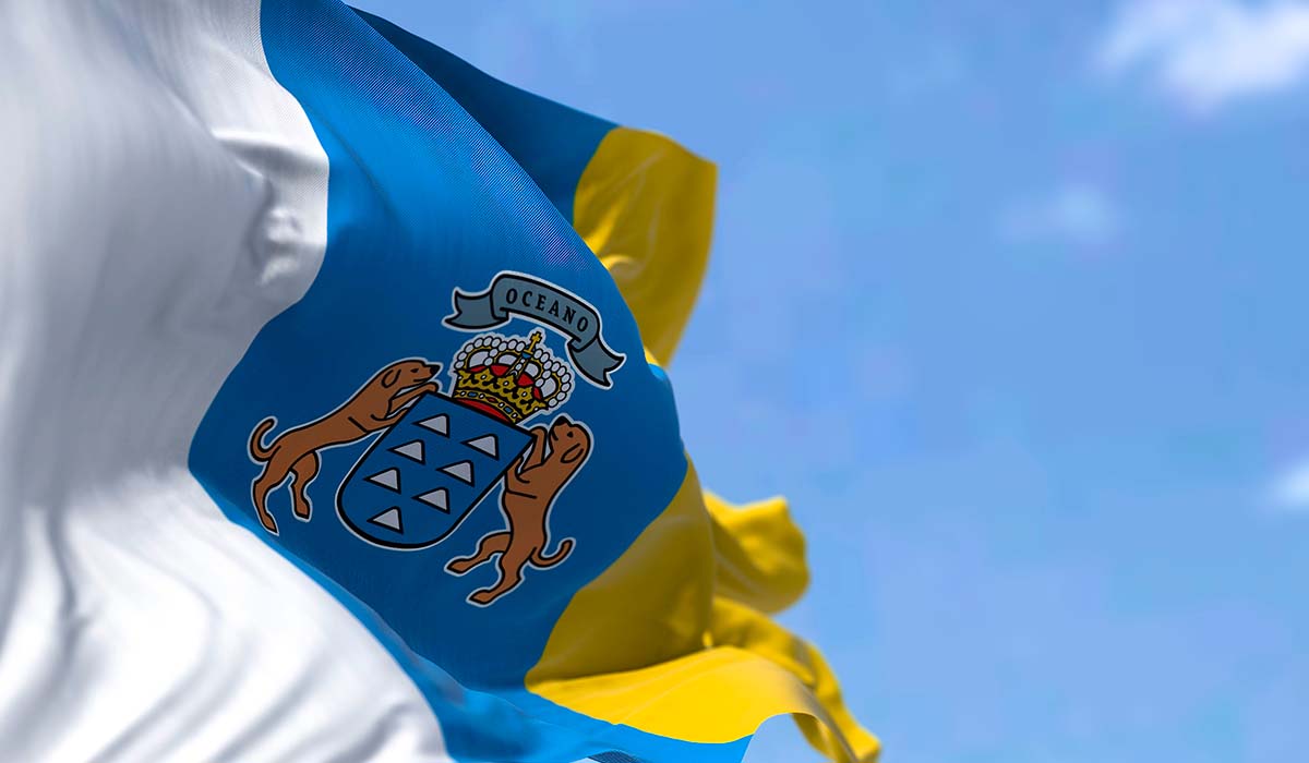 ¿Por qué la bandera de Canarias tiene esos tres colores? La explicación geográfica que casi nadie conoce