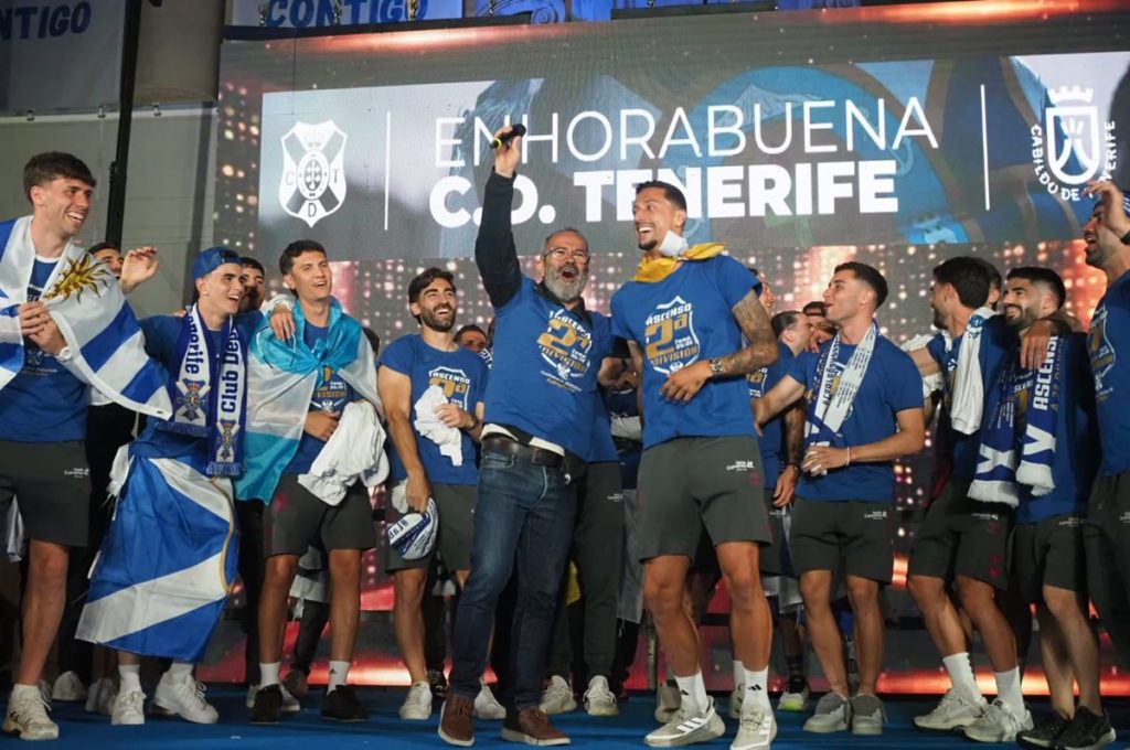 Felipe tocando la guitarra o Cervera cantando el Riqui Raca: los mejores vídeos de la celebración del CD Tenerife