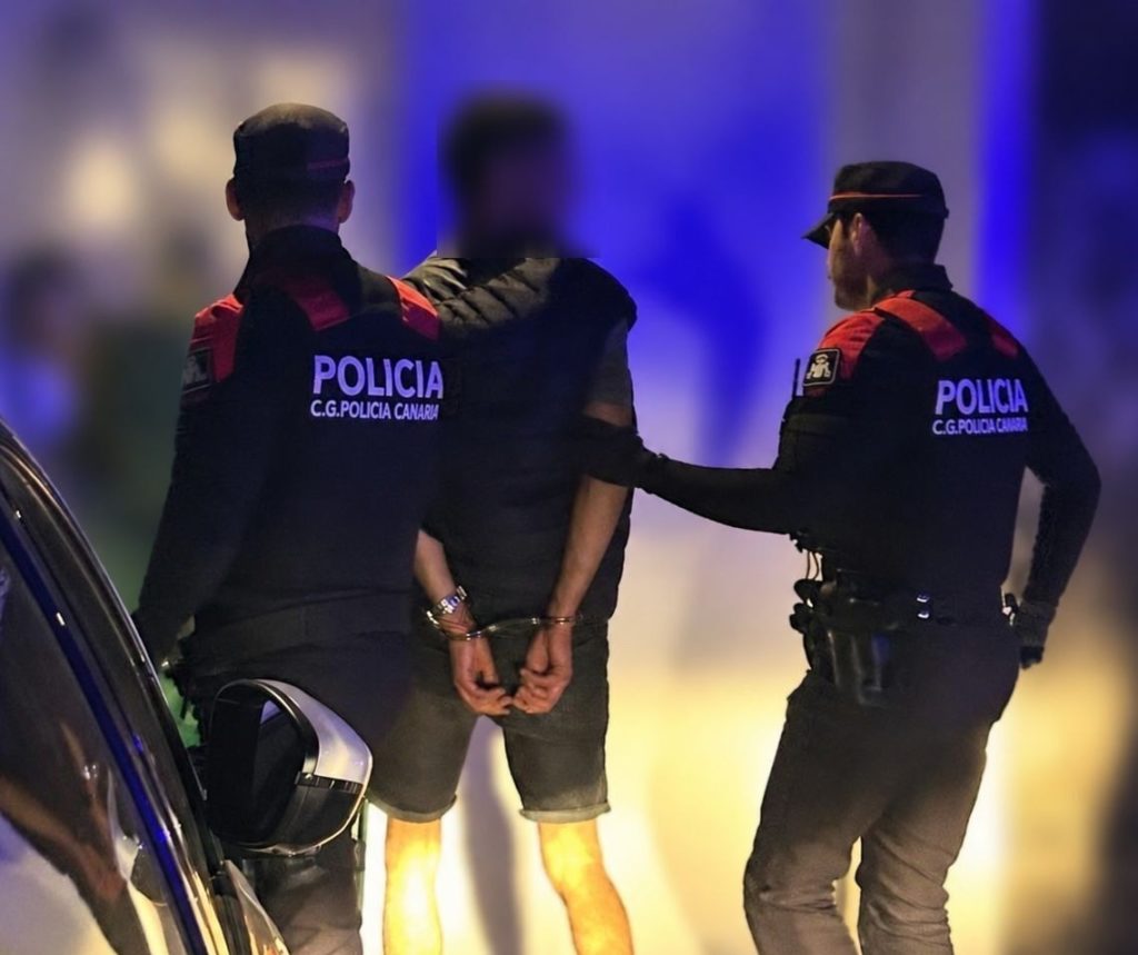 Robo violento en Canarias: golpea a la encargada de la tienda y a dos policías