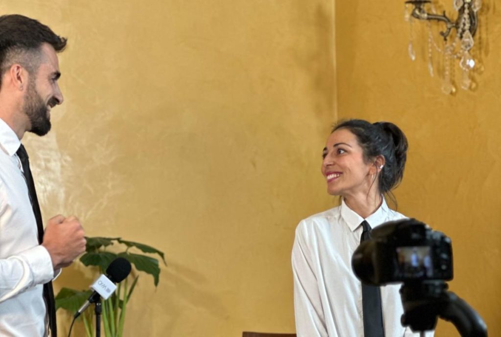 ‘No estudié para esto’: el podcast de dos docentes en Tenerife que descubre cómo fue el paso por el cole de los “personajes más interesantes”