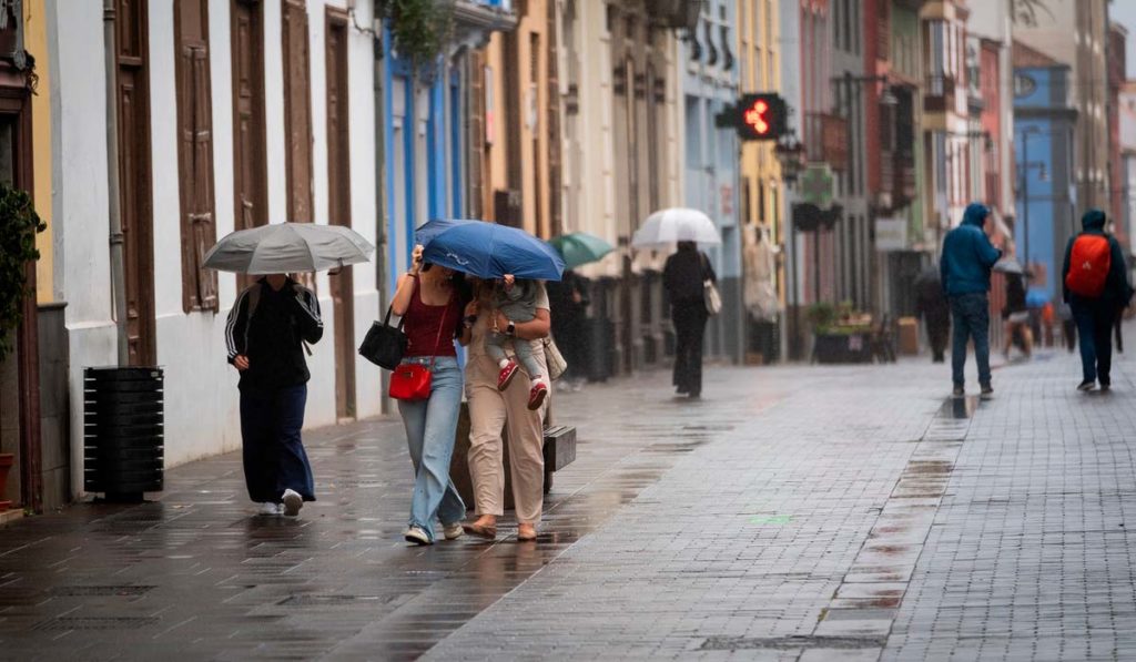 El tiempo da un aviso en Canarias: las zonas que se preparan para las lluvias este lunes