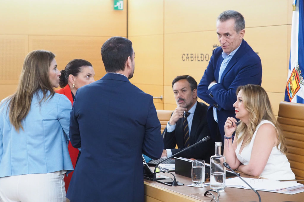 Tenerife aprueba 32 propuestas entre críticas por la vivienda, las colas y el coste de vida