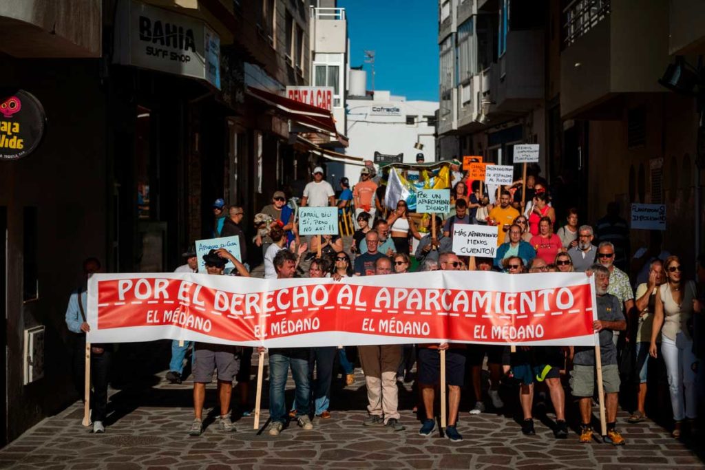 Vecinos de El Médano salen a la calle para defender sus parkings ante el carril bici