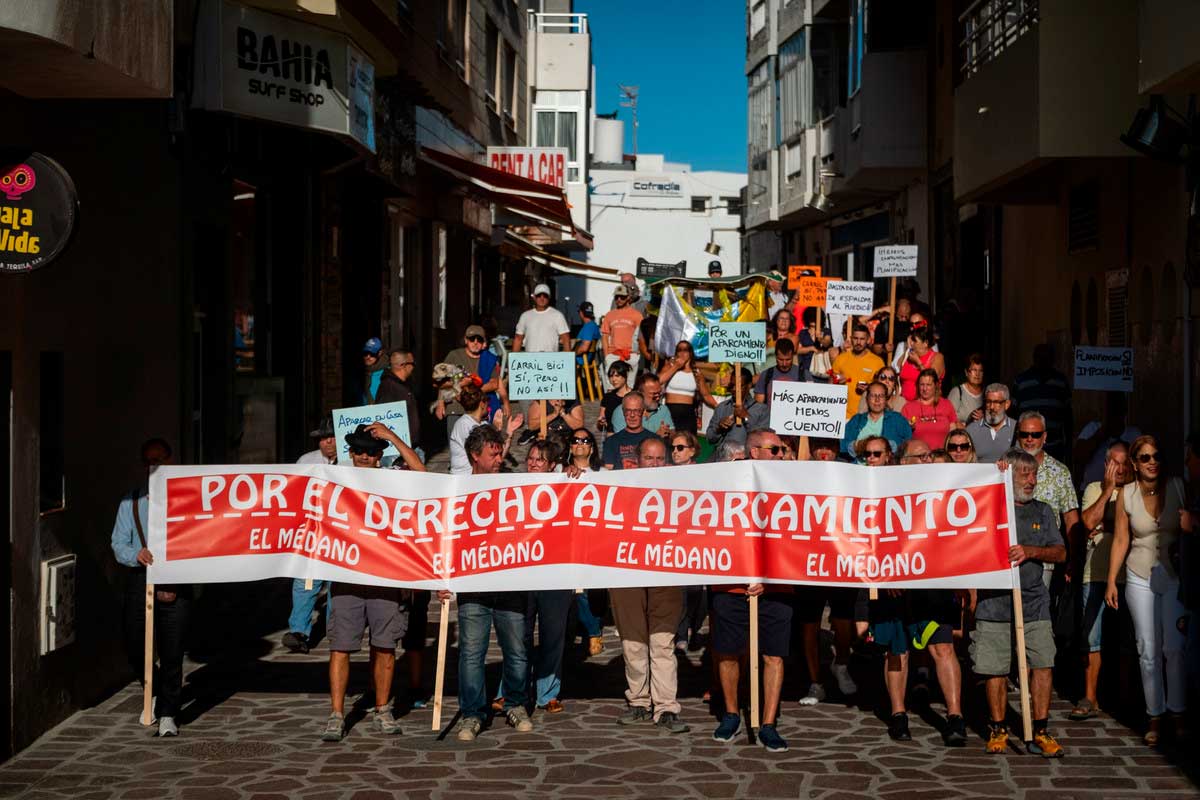 Vecinos de El Médano salen a la calle para defender sus parkings ante el carril bici