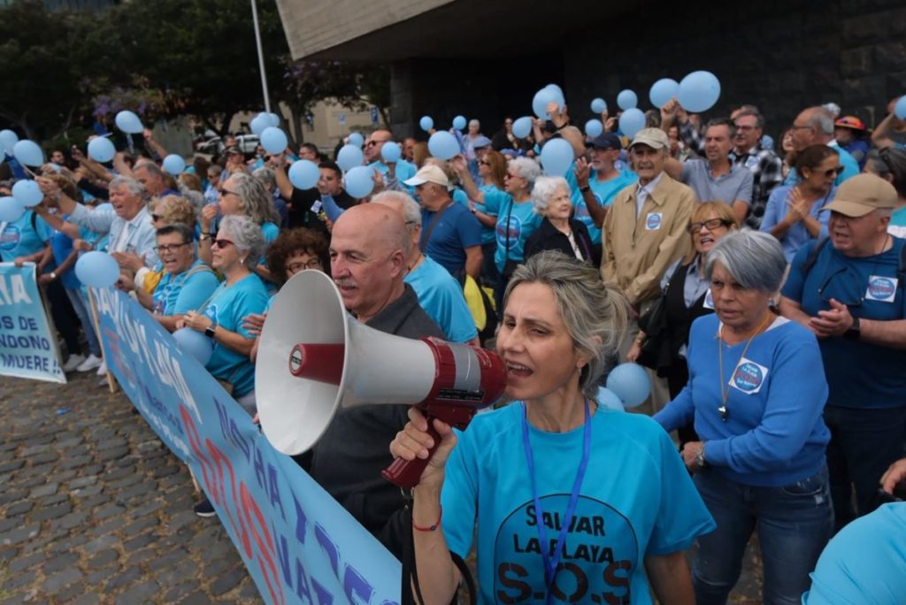 “Clavijo, escucha, Icod está en la lucha”: clamor frente al Gobierno para salvar la playa de San Marcos