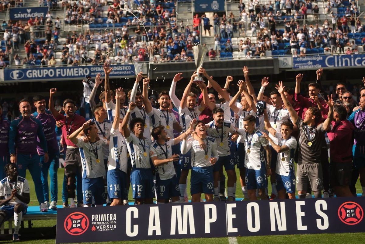 El CD Tenerife arrolla al Pontevedra CF y celebra el título a lo grande en el Heliodoro (3-0)