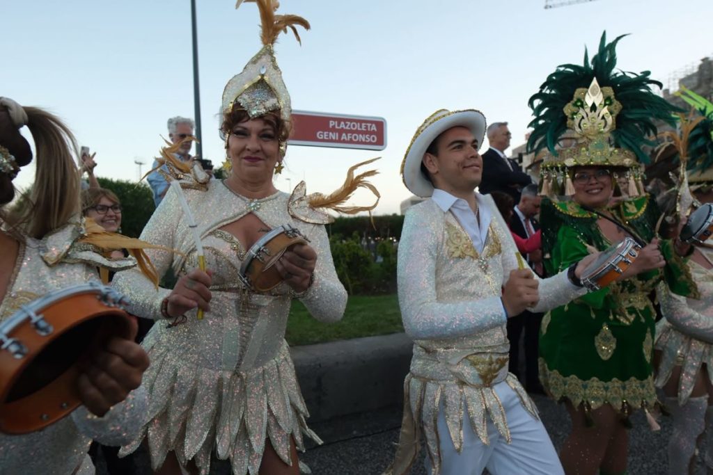 Las comparsas rindieron su tributo a Geni Afonso. DA