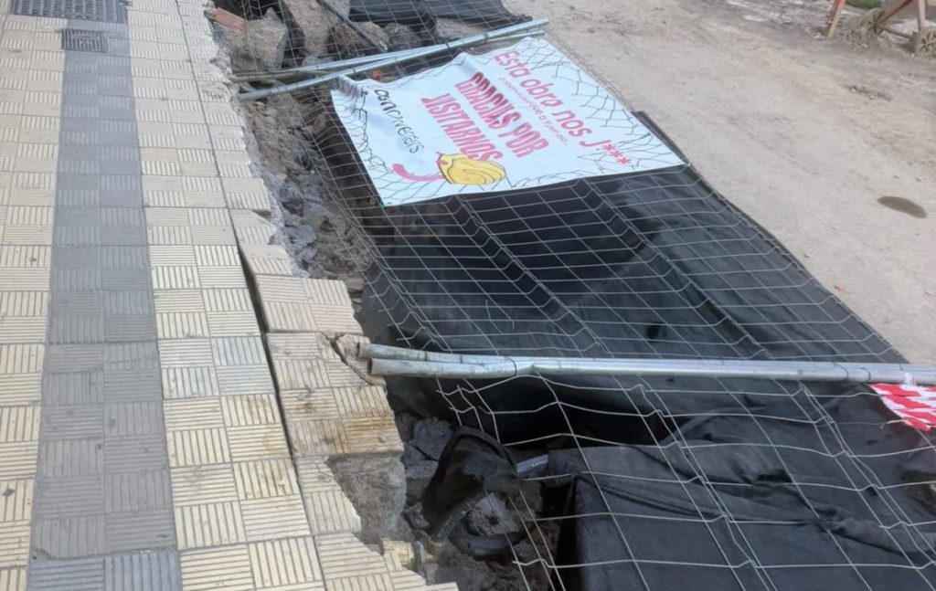 Se desploma un tramo de acera en la calle La Rosa
