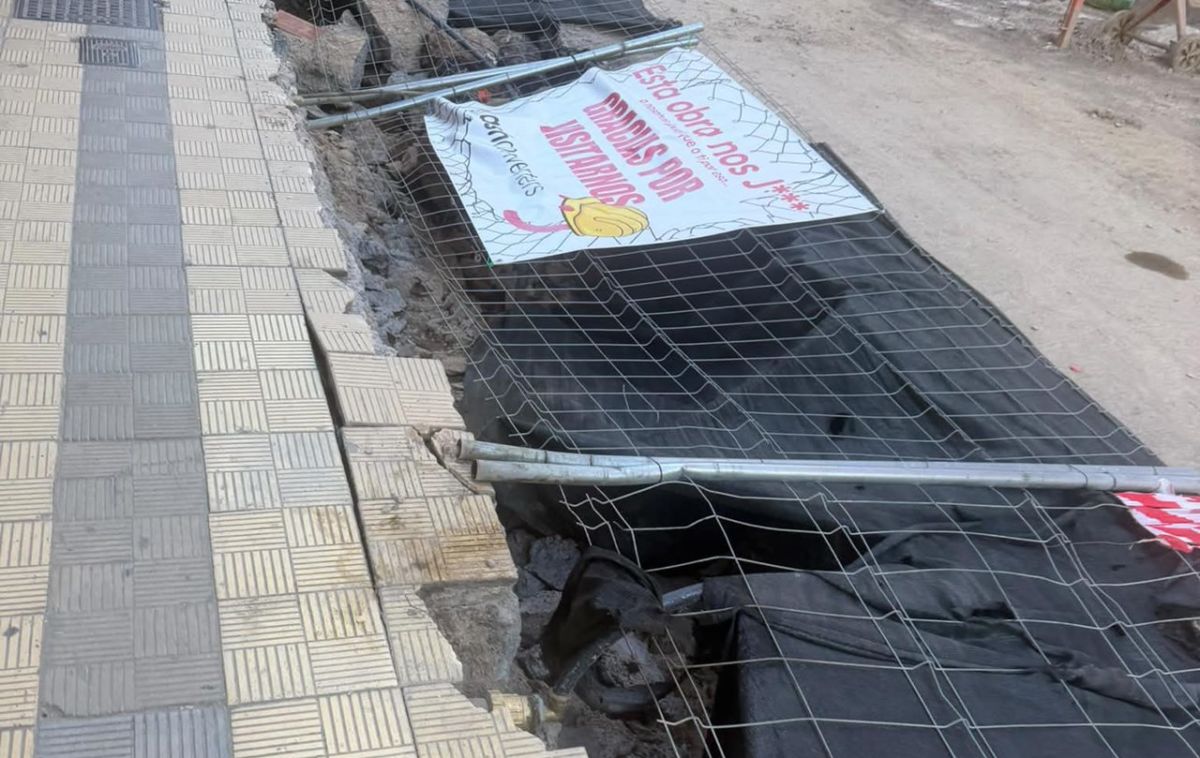 Se desploma un tramo de acera en la calle La Rosa