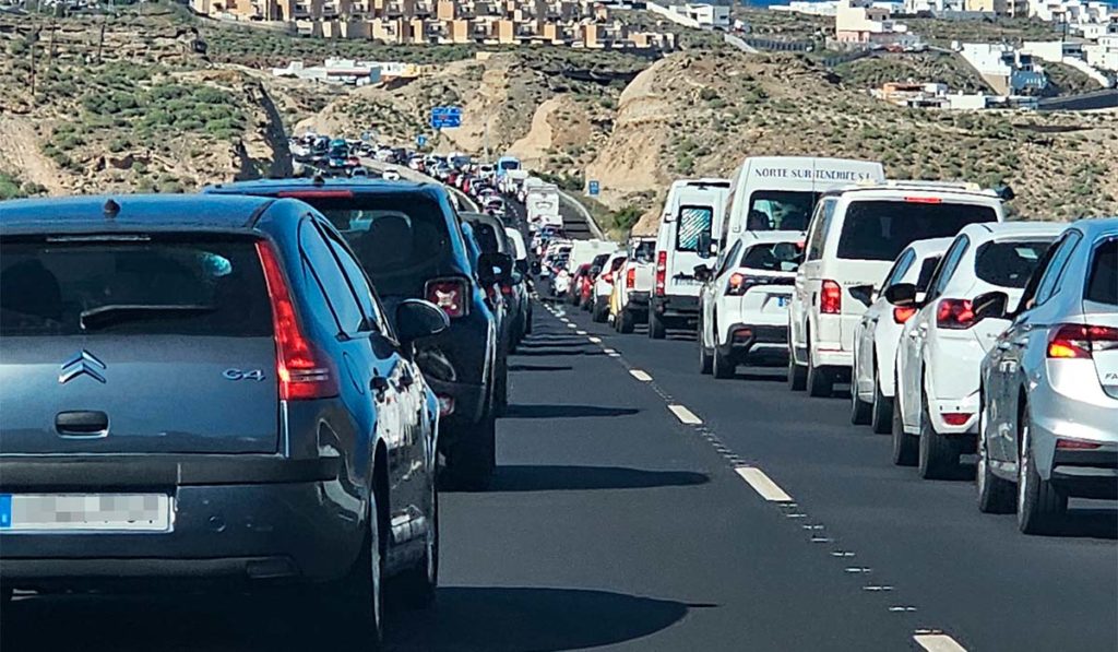 Un accidente múltiple colapsa la TF-1 en plena vuelta del puente de mayo