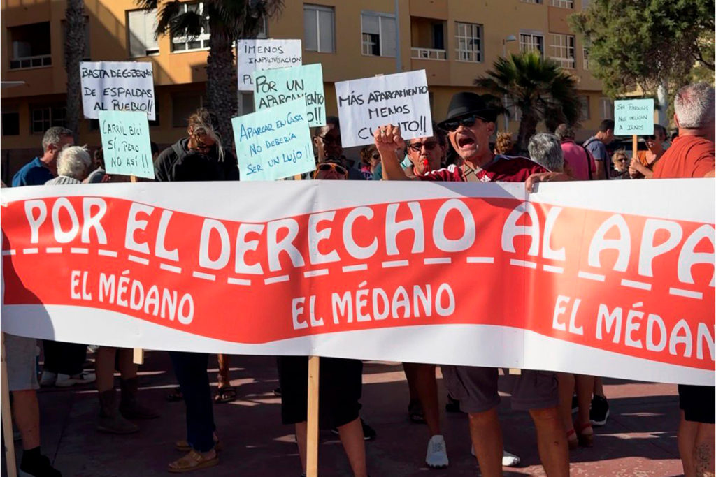 Vecinos de El Médano salen a la calle contra el carril bici que elimina cerca de 200 aparcamientos