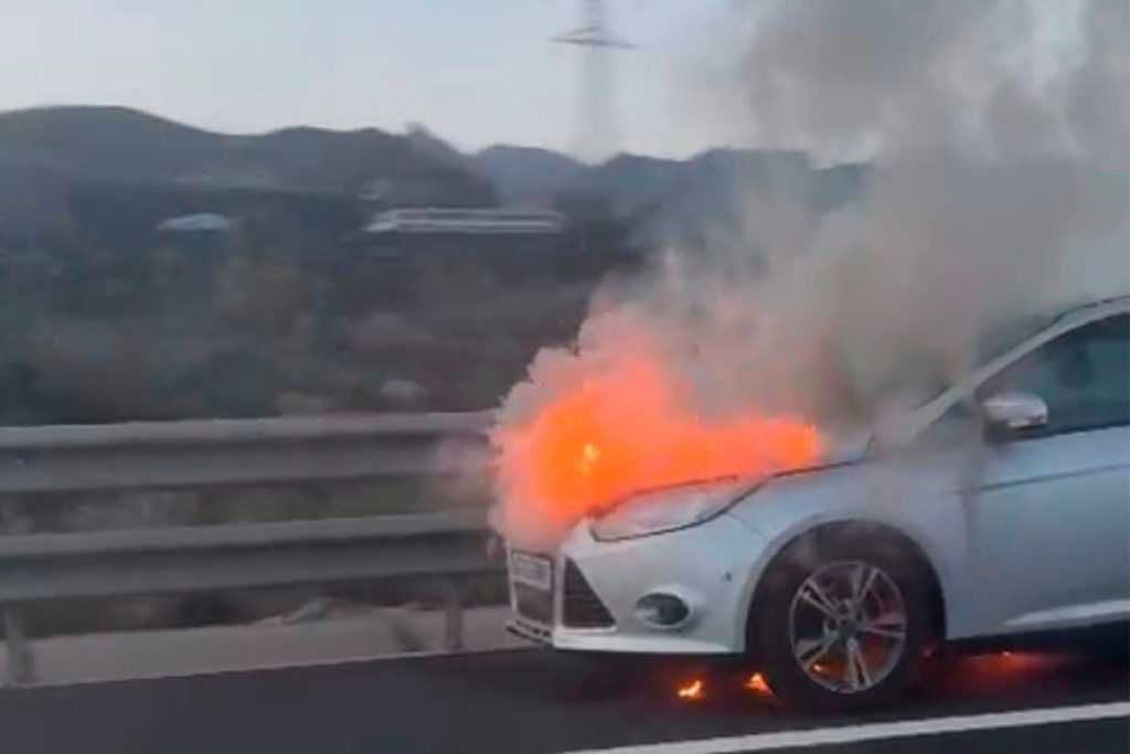 Arde un coche en la TF-1: solicitan precaución