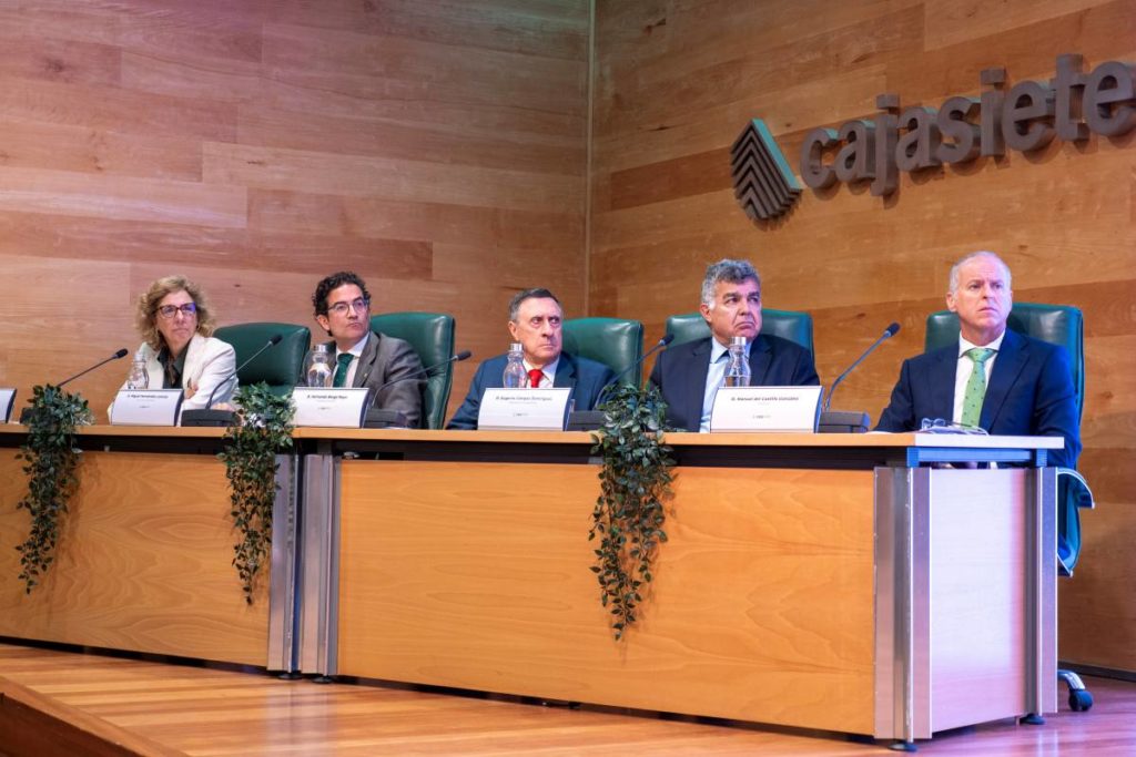 Cajasiete cierra el ejercicio reforzando su posición financiera en el archipiélago