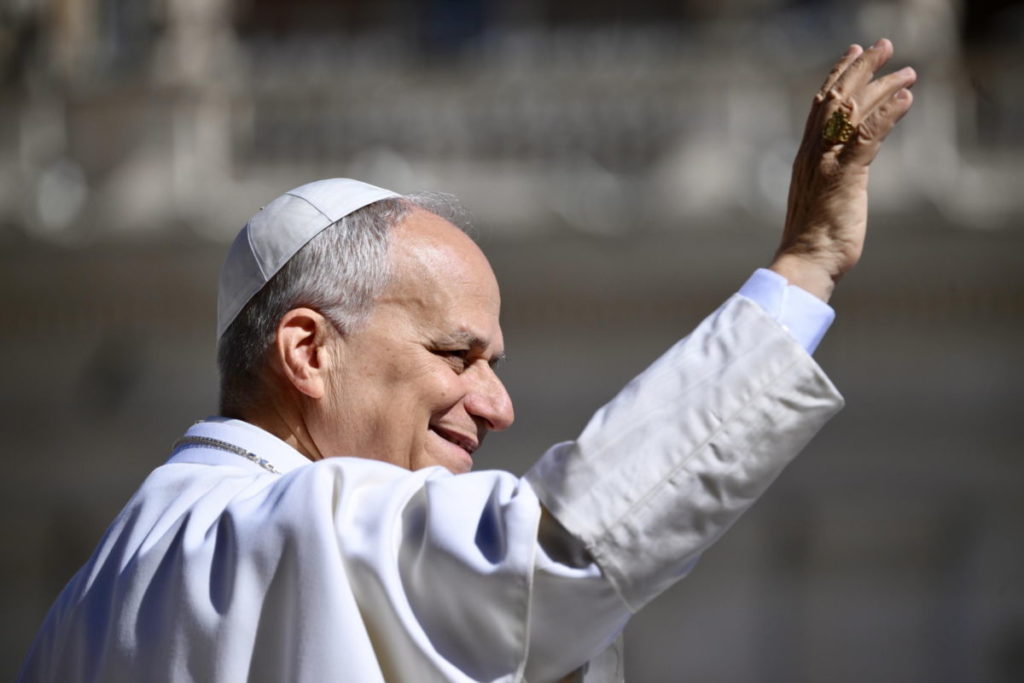 El papa León XIV recibe su “acreditación” para viajar a Canarias: “No quiero perderme nada”
