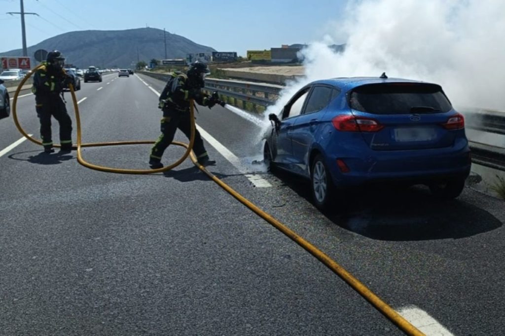 Incendio de vehículo en la TF1, en Tenerife