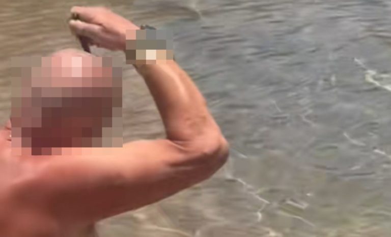 Un hombre se afeita la cabeza en la playa de Las Teresitas, en Santa Cruz de Tenerife. TikTok