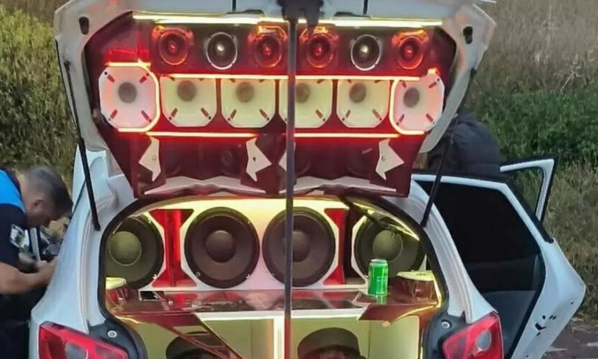 Montan una fiesta en un parque de Santa Cruz de Tenerife con el "potente equipo de sonido" de un coche y los vecinos estallan