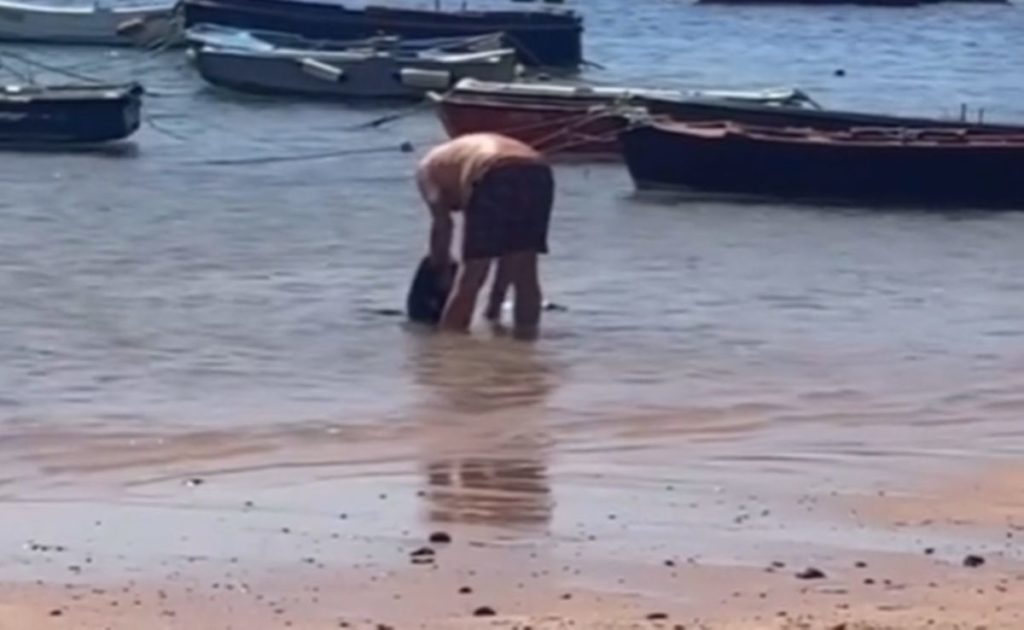 El turista que se afeitó la cabeza en Las Teresitas ahora hace la colada