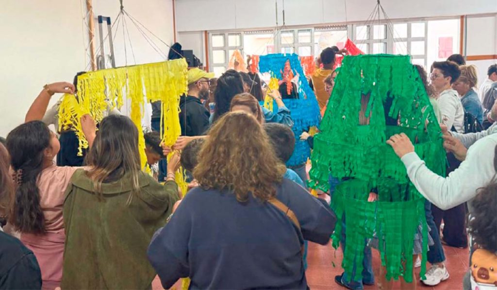 Nuevas manos para el enrame de papel picado en La Orotava