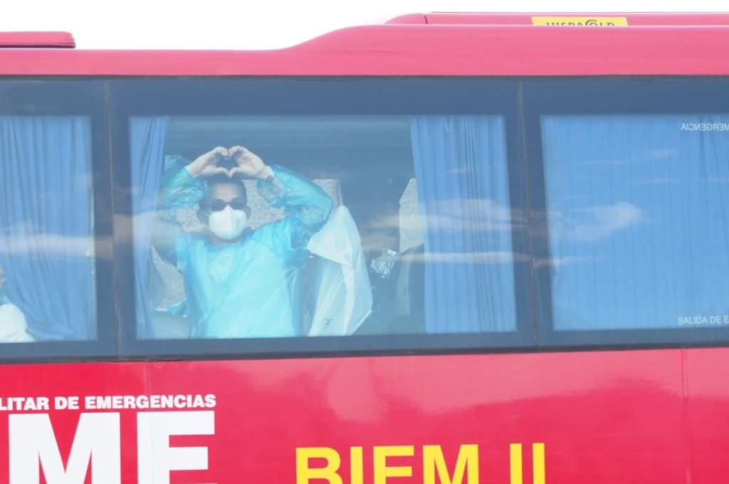 Mascarillas, bolsas de plástico y un metro de distancia: el protocolo de evacuación que vacía el MV Hondius