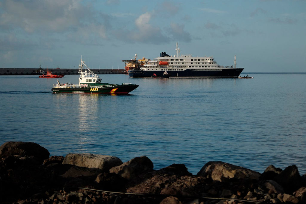 El MV Hondius llega al puerto tinerfeño de Granadilla