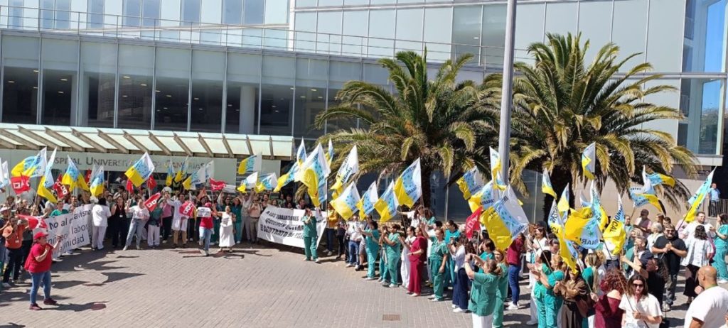 Trabajadores del HUC muestran su repulsa ante los recortes de contratación