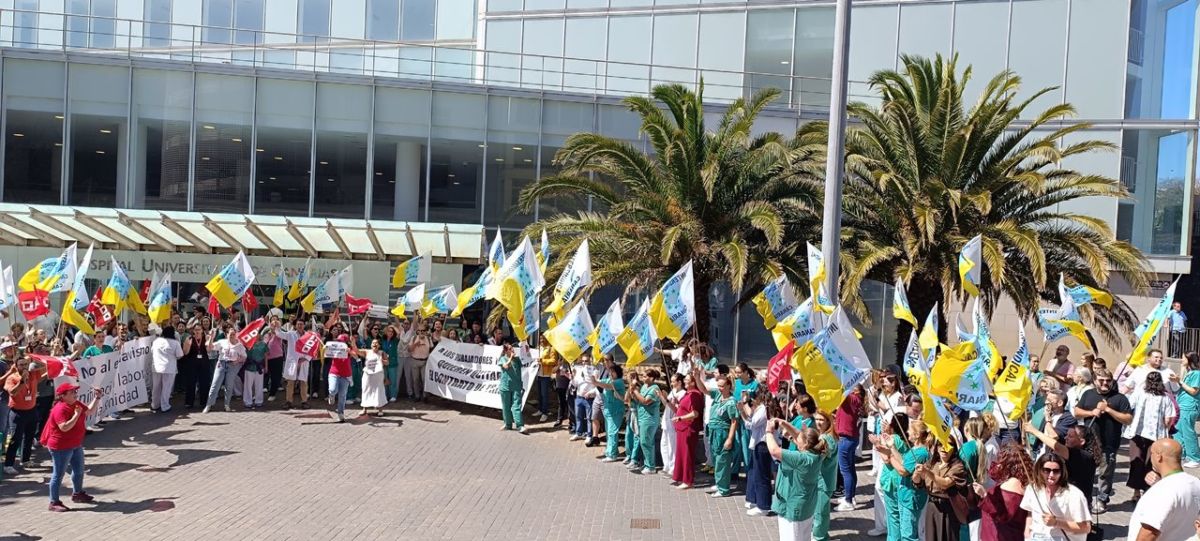 Trabajadores del HUC muestran su repulsa ante los recortes de contratación