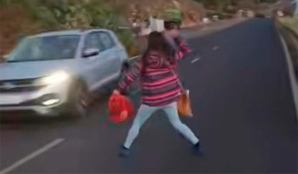 Una mujer desata la alarma en La Palma al tirar piedras a los coches en marcha