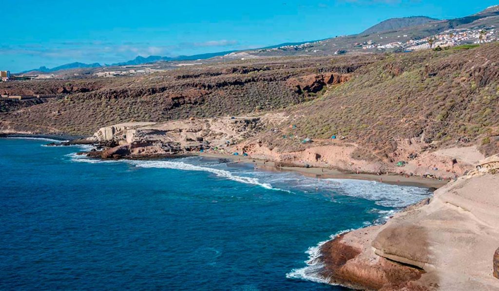 Un guardia civil acaba en el hospital tras rescatar dos veces del mar a un joven desaparecido en el sur de Tenerife