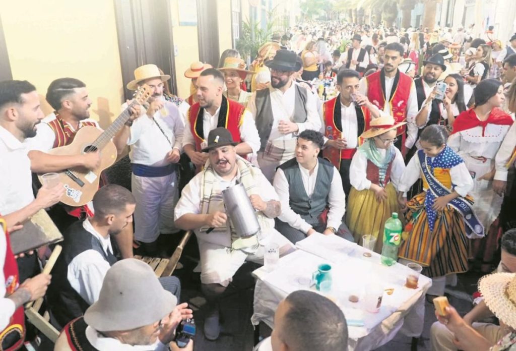 Más de 15.000 personas abarrotan el baile de magos de Santa Cruz de Tenerife. | Sergio Méndez