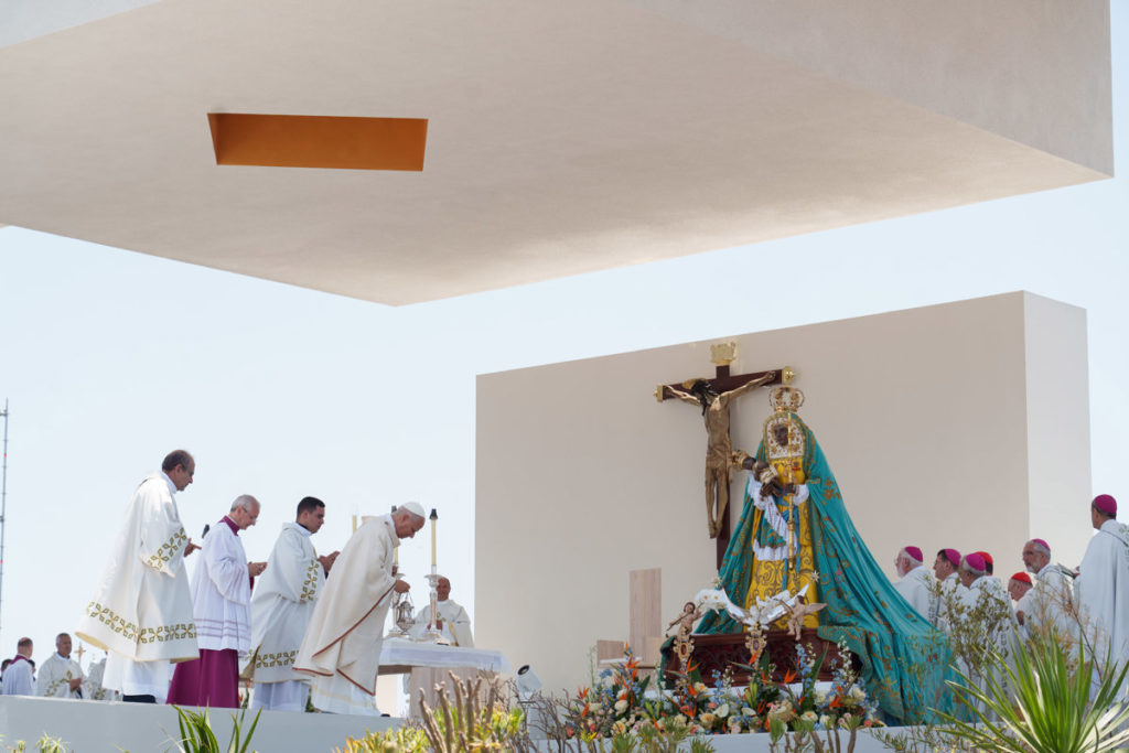 El papa pide en la turística Tenerife "no reducir todo a comercio y beneficio"