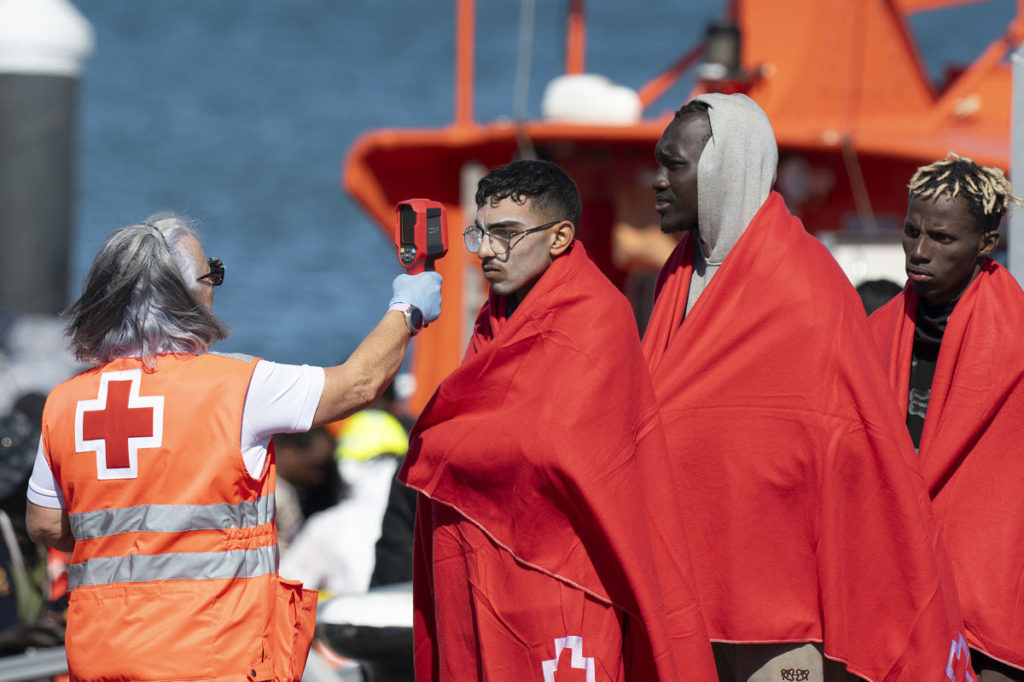 Un nuevo rescate eleva a 153 las personas auxiliadas de dos barcazas en Lanzarote. | EFE/ Adriel Perdomo