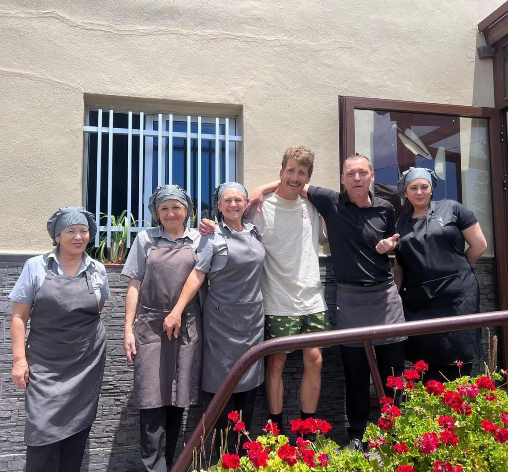 Grison posa junto a parte del equipo del Bodegón Patamero durante su visita al local en Buenavista del Norte, Tenerife