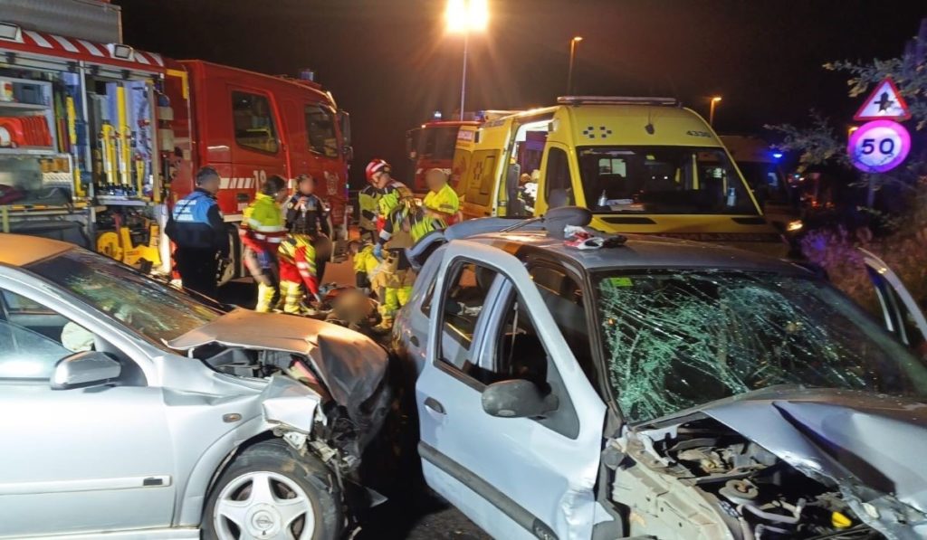 Madrugada trágica en Tenerife: un fallecido en una colisión frontal y un herido crítico en el incendio de una vivienda