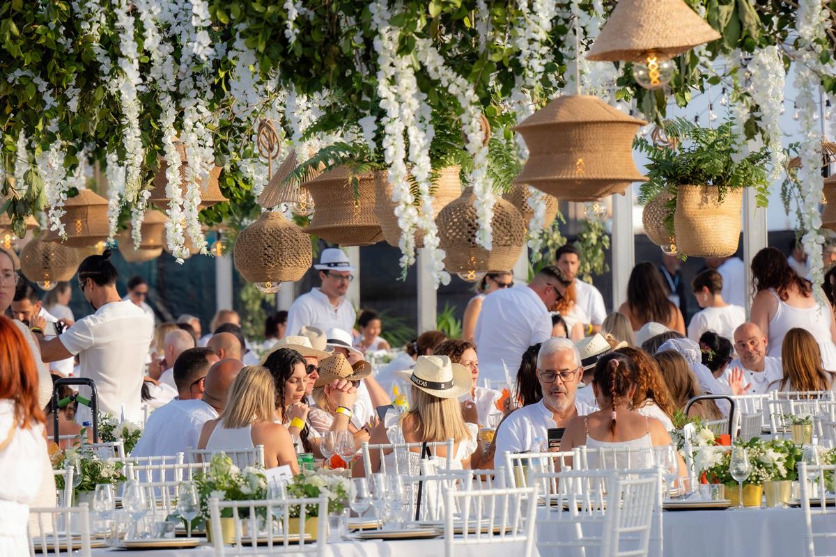 Bienvenida al Verano en Santa Cruz: todos de blanco, con conciertos gratis y 80 comercios colaboradores