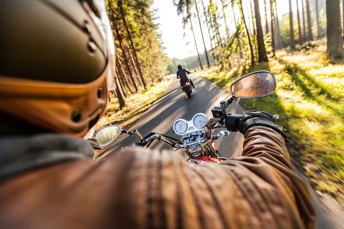 La DGT cambia las normas para motos y ciclomotores: guantes, calzado cerrado, casco homologado y arcén en atascos