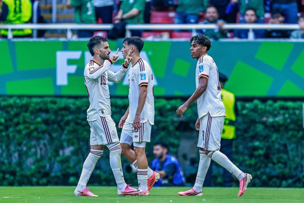 España se impone a Uruguay y se clasifica como primera de grupo (1-0)