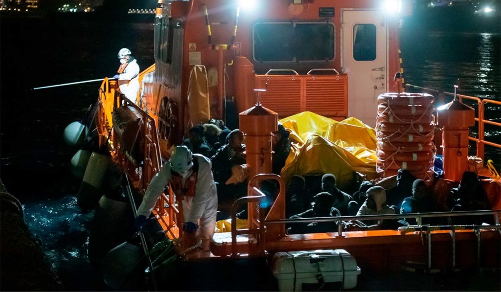 Dos detenidos por la muerte de un migrante tras una discusión en una patera a Canarias
