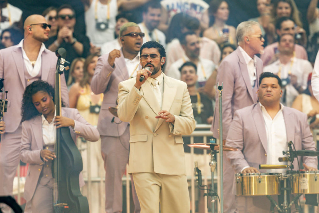 Bad Bunny habla con fans canarios en pleno concierto: “Extraño Canarias, el acento me recuerda al puertorriqueño”
