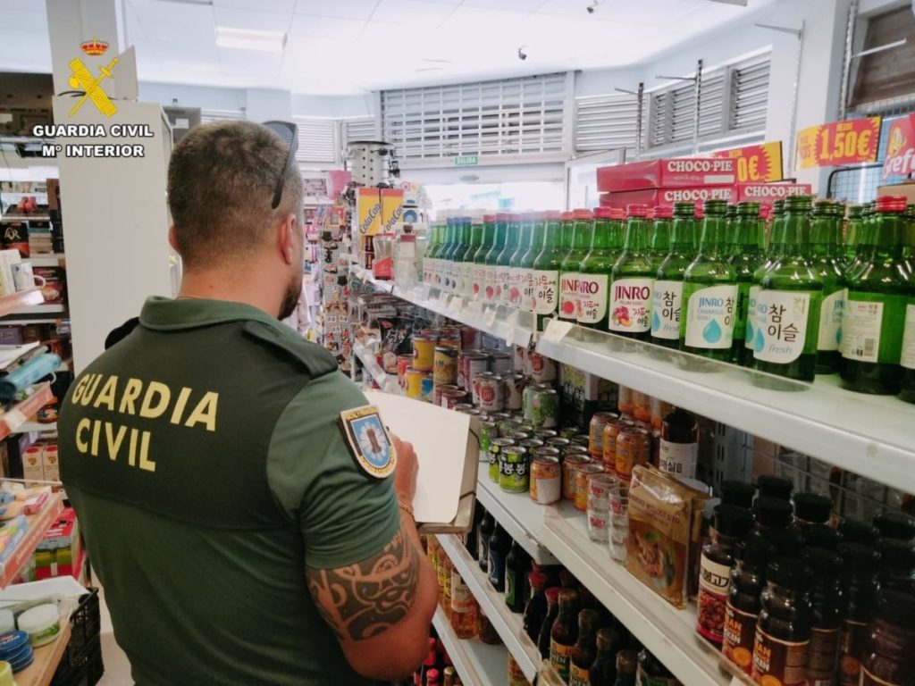 La Guardia Civil interviene 5.000 botellas de soju coreano en Canarias, la famosa bebida del ‘Juego del Calmar’