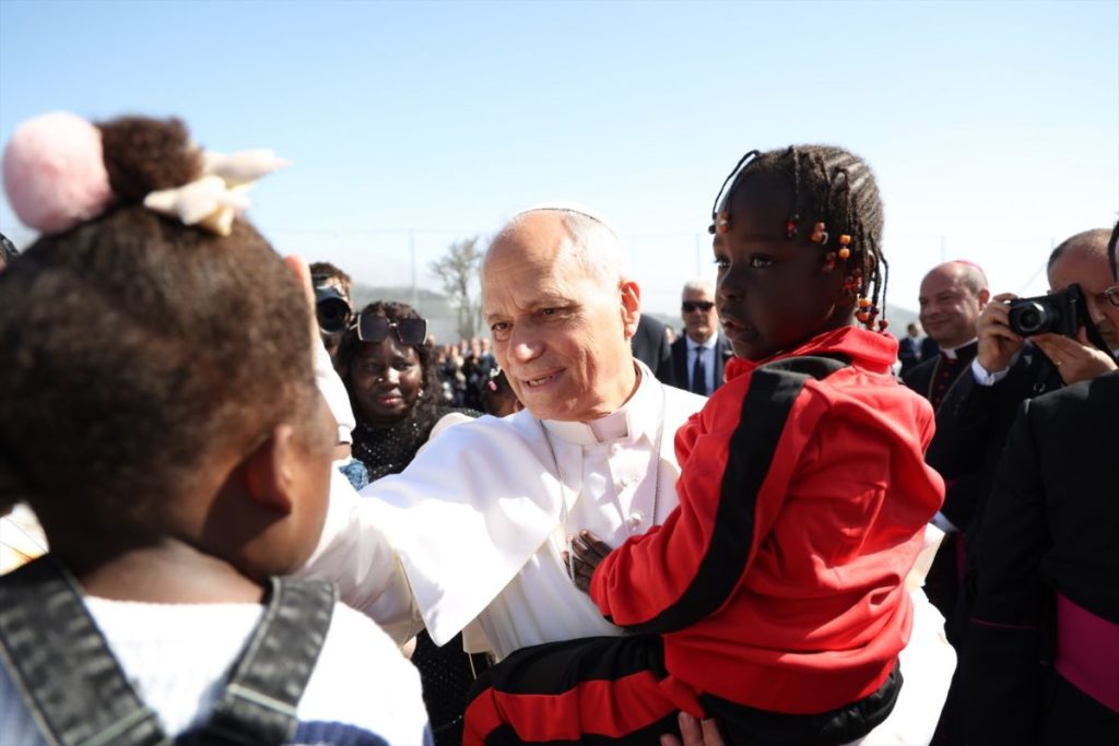 El papa León XIV defiende en el centro de Las Raíces que la migración contribuye al “enriquecimiento mutuo de los pueblos”