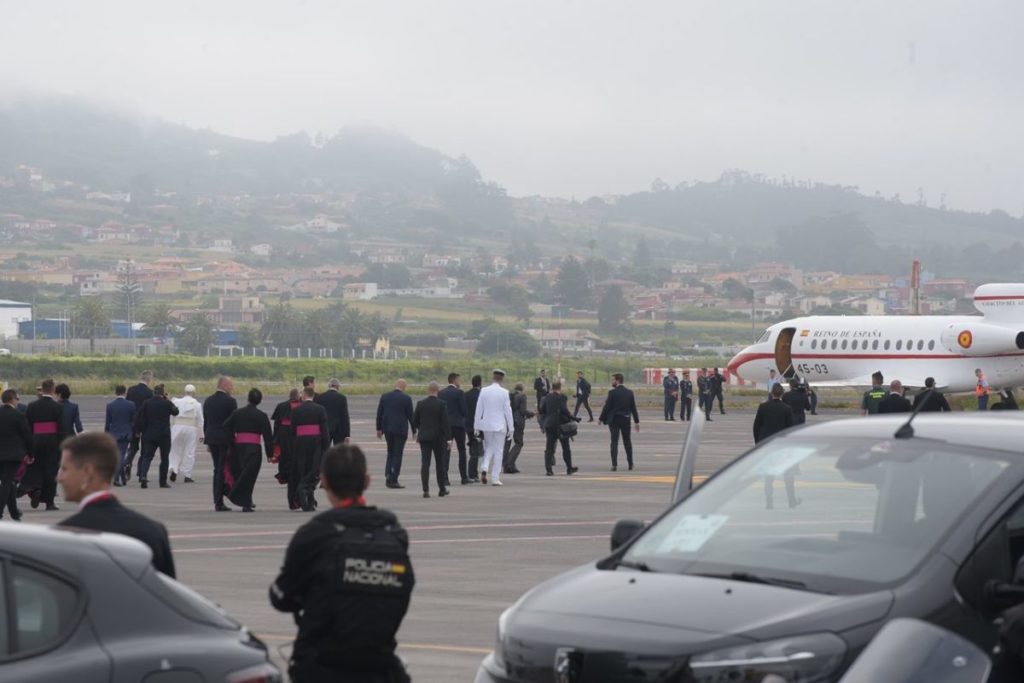 El Papa León XIV se dirige al avión 'Falcon' prestado por Casa Real
