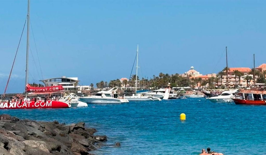 Arona exige medidas urgentes ante la saturación de embarcaciones en la playa de Las Vistas