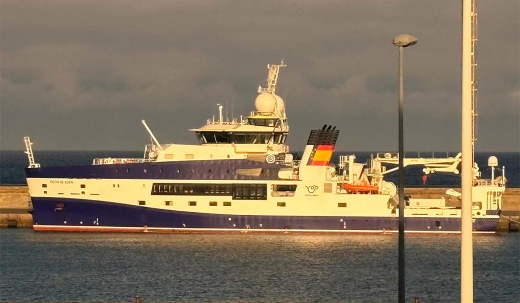 Capaz de bajar a 6.000 metros: así es el buque gigante que acapara todas las miradas en el puerto de Santa Cruz de Tenerife