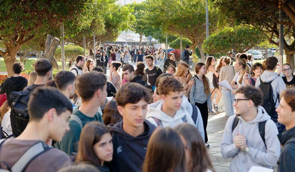 PAU: miles de jóvenes canarios buscan la mejor nota para su futuro