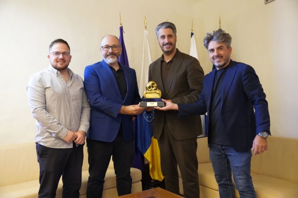 El Isla Calavera entrega a la ciudad de La Laguna una edición especial de su trofeo