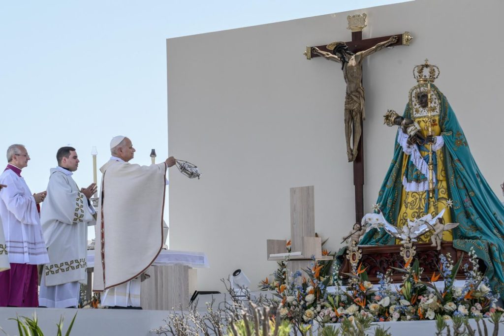 El papa, ante 35.000 personas en su despedida en Tenerife: "¡Abran a todos este mar de amor!"