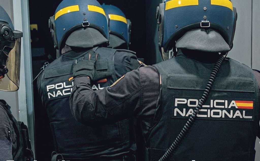 Tumban la puerta con un extintor para salvar a un joven en peligro de muerte en Tenerife