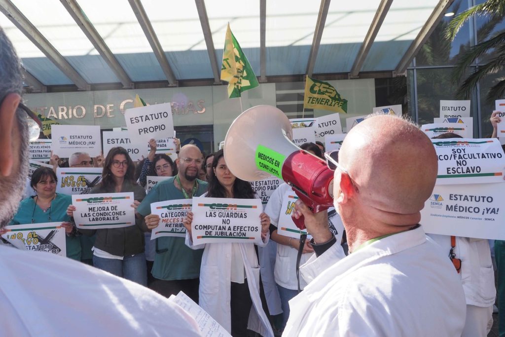 Los médicos tinerfeños, durante una protesta en las puertas del Hospital Universitario de Canarias (HUC). | DA